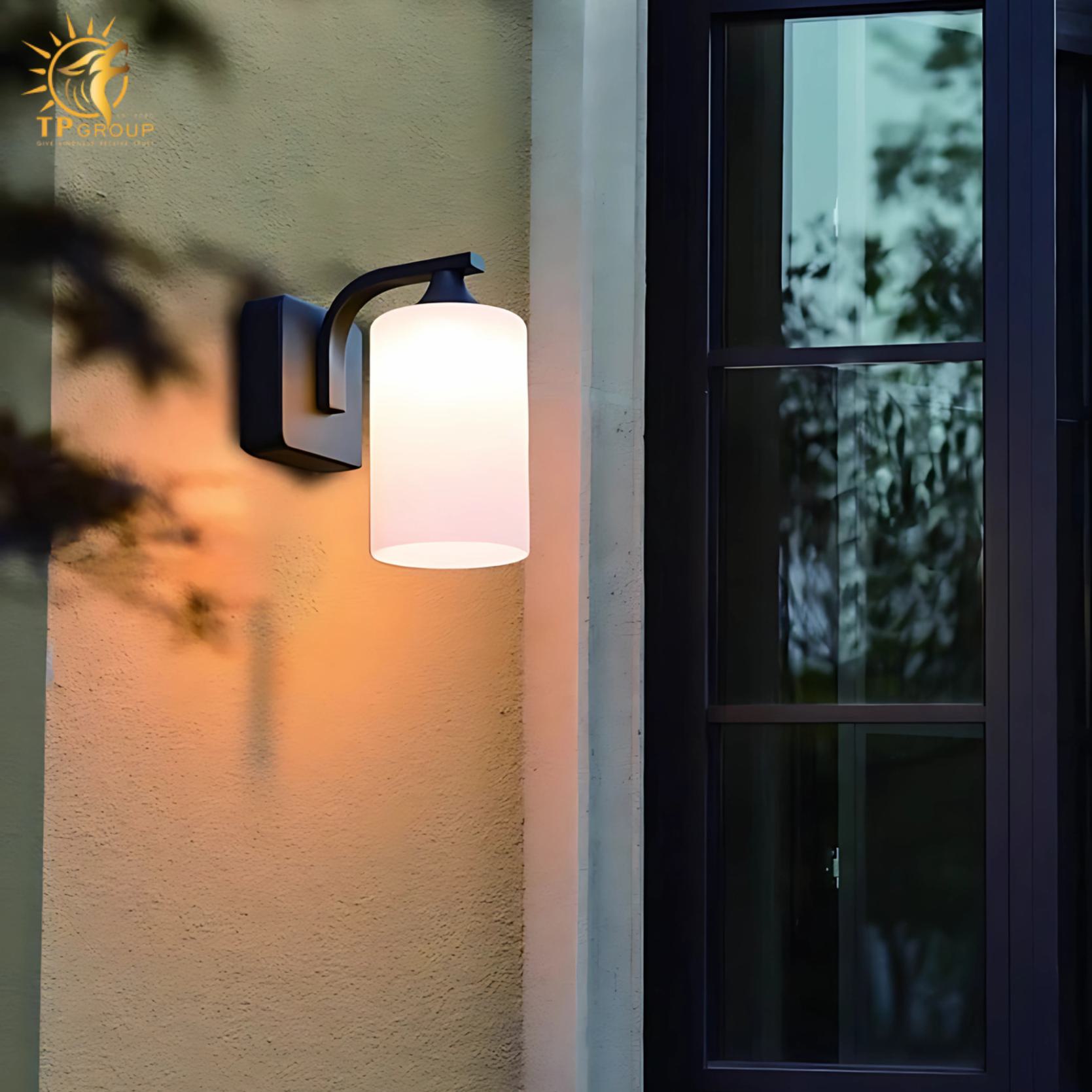 Đèn gắn tường ban công chiếu sáng sân vườn HG5771