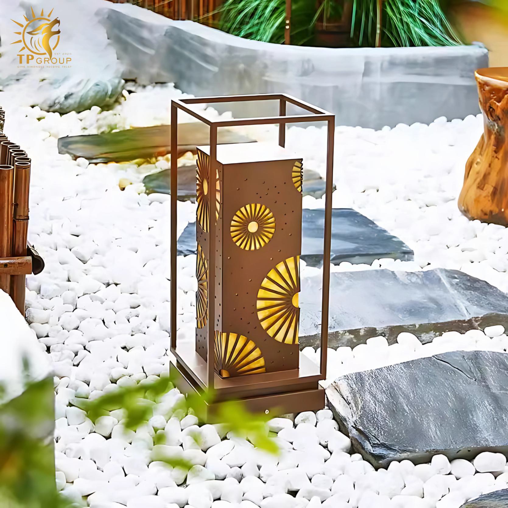 Đèn trụ sân vườn trang trí họa tiết độc đáo ACM653 8 Đèn trụ sân vườn trang trí họa tiết độc đáo ACM653