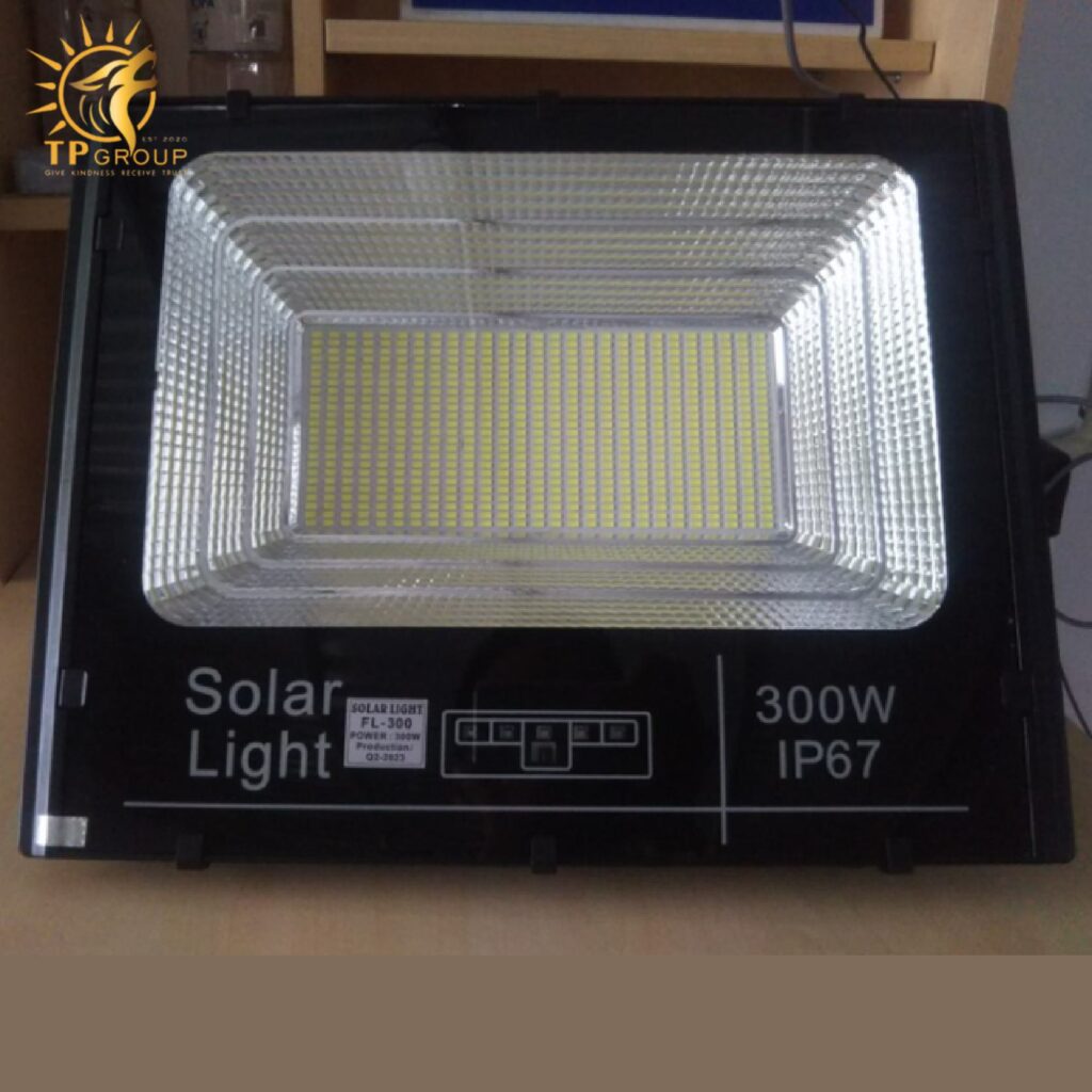 Đèn pha năng lượng mặt trời chóng chói TPNLMT001 10 Đèn pha năng lượng mặt trời chóng chói TPNLMT001