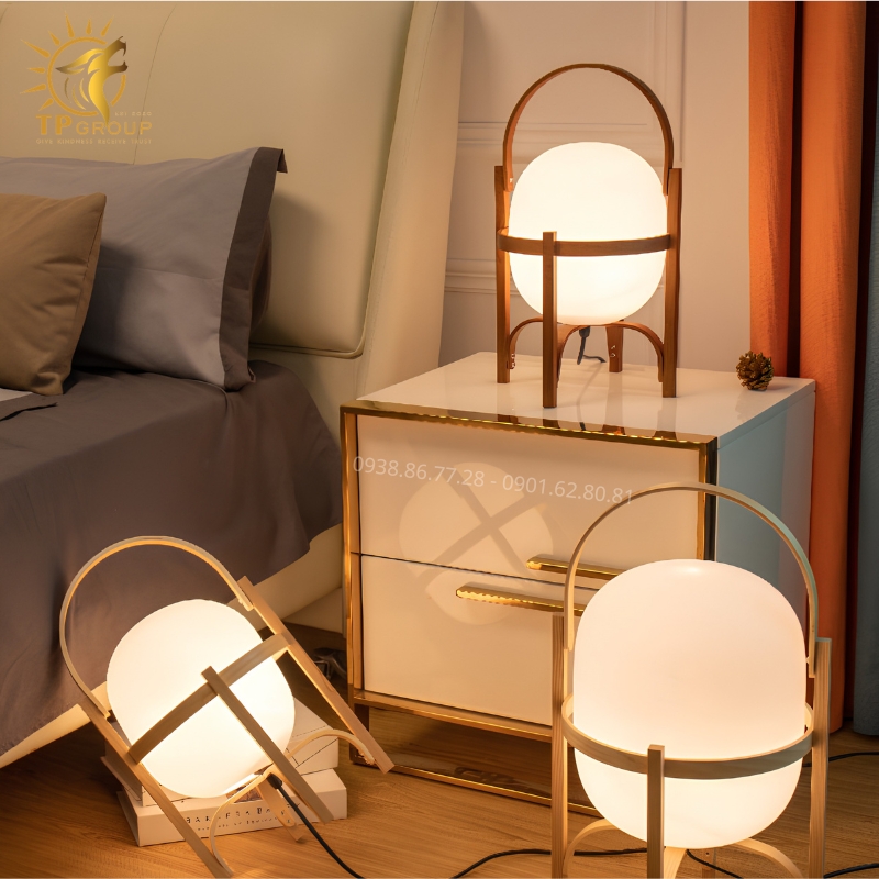 Đèn Bàn Hiện Đại Bắc Âu TPG-2093: Bản Tình Ca Ánh Sáng Từ Gỗ Sồi Và Thủy Tinh Cao Cấp