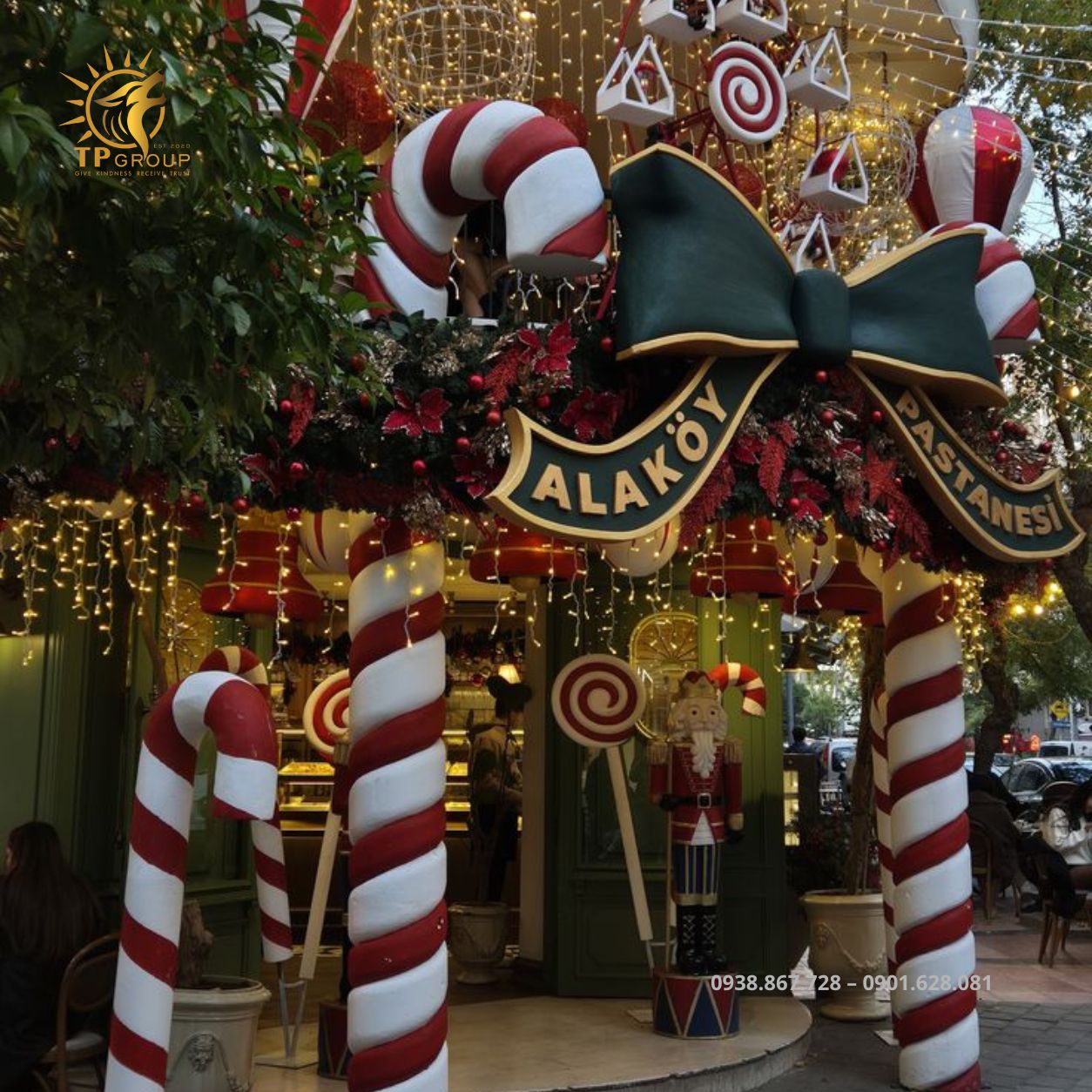 thi cong trang tri noel cafe
