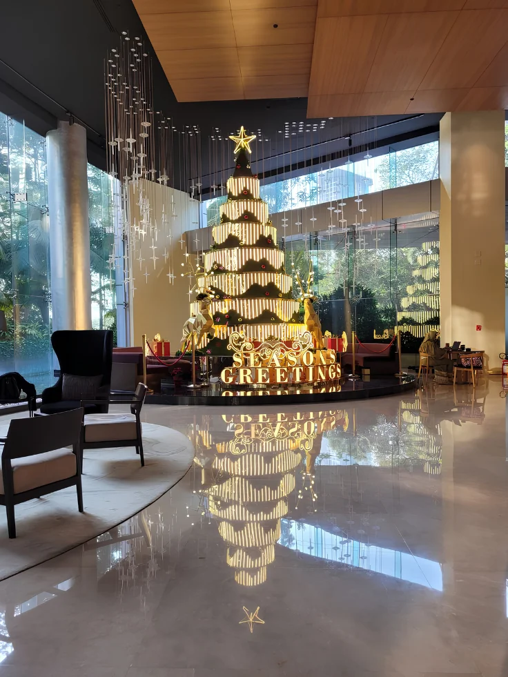Cây thông lớn trang trí sảnh