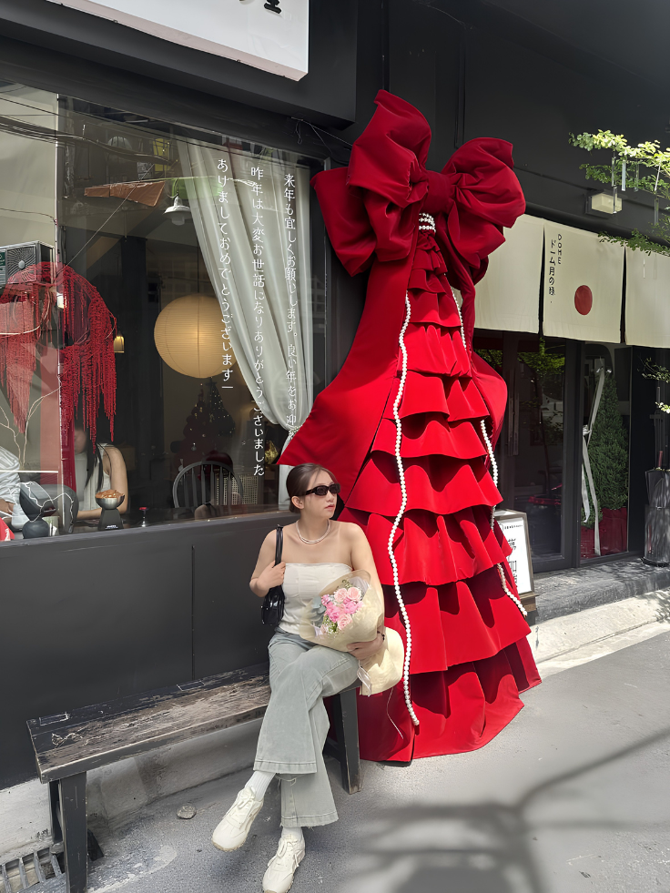 Tiểu cảnh chi tiết gồm lò sưởi, hộp quà, tuần lộc, tuyết nhân tạo kết hợp góc ngồi chụp hình có mẫu người thật đang tạo dáng