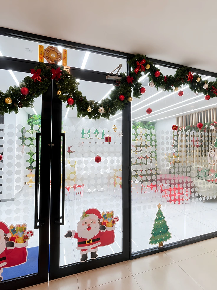 Trang trí noel khu vực hành lang & Cửa kính làm việc