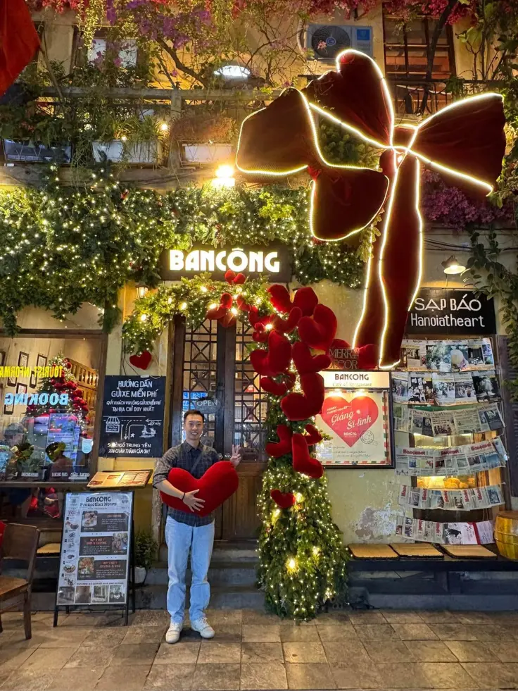 Trang trí noel đẹp và độc lạ 2026 cho khu vực cổng chào & Mặt tiền quán