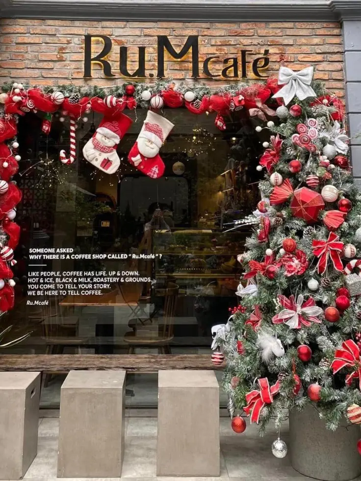 Trang trí noel đẹp và độc lạ 2026 cho khu vực cổng chào & Mặt tiền quán