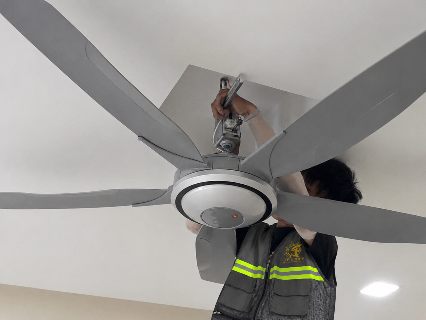Thi Công Quạt Trần 5 Cánh Kim Loại Hiện Đại