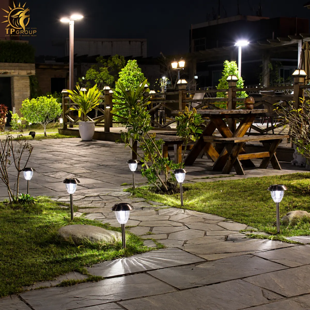 Đèn trụ thấp tạo ánh sáng ở khu vực tiếp giáp giữa sân hiên và bãi cỏ.